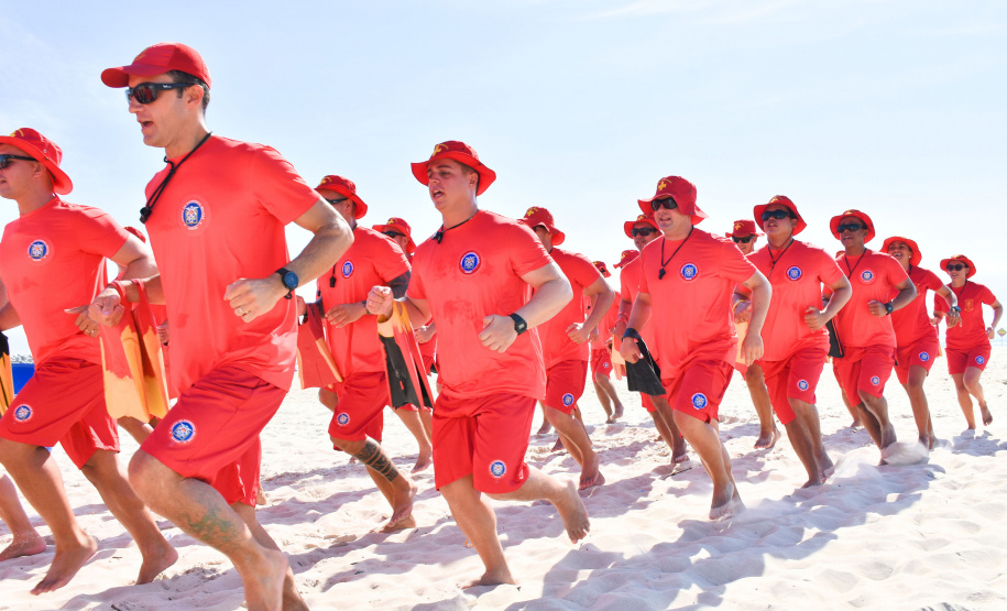 Prevenção e salvamento: Corpo de Bombeiros forma novos guarda-vidas militares e civis