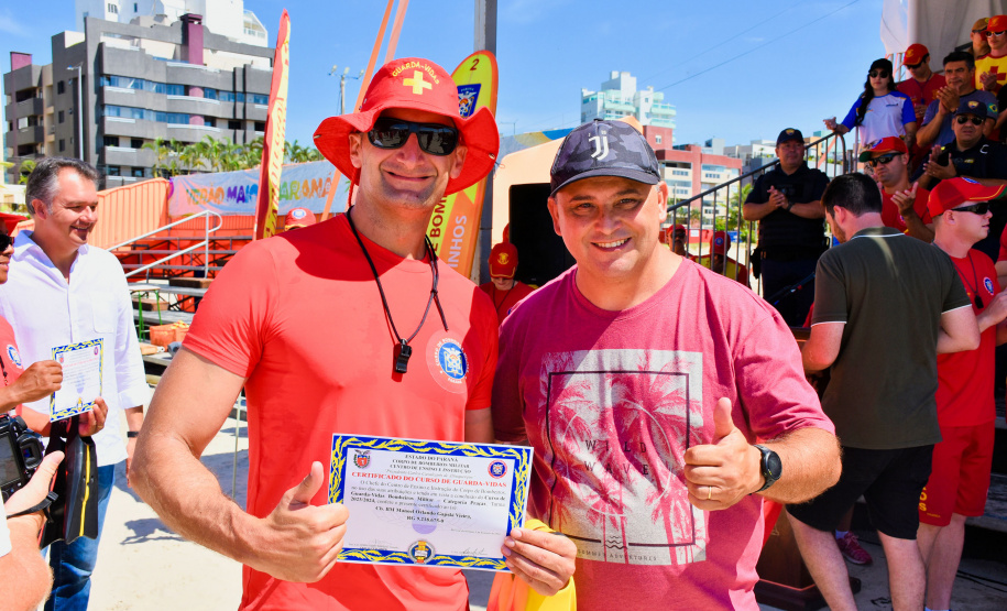 Prevenção e salvamento: Corpo de Bombeiros forma novos guarda-vidas militares e civis