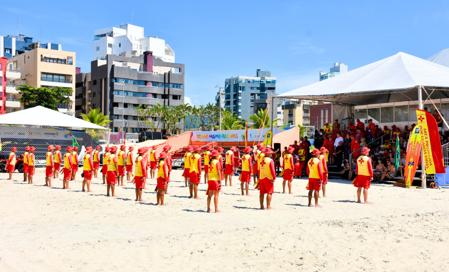 Prevenção e salvamento: Corpo de Bombeiros forma novos guarda-vidas militares e civis