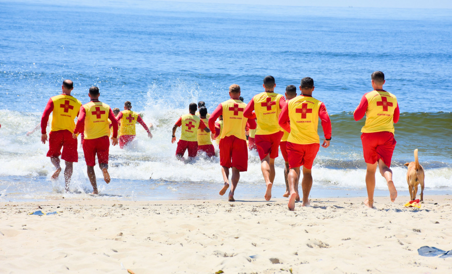 Prevenção e salvamento: Corpo de Bombeiros forma novos guarda-vidas militares e civis