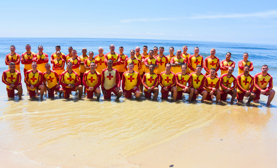 Prevenção e salvamento: Corpo de Bombeiros forma novos guarda-vidas militares e civis