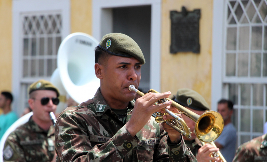 PMPR participa de solenidade militar em alusão aos 130 anos do Cerco da Lapa