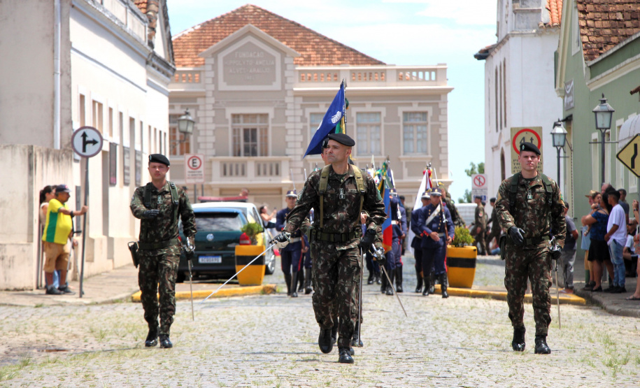 PMPR participa de solenidade militar em alusão aos 130 anos do Cerco da Lapa