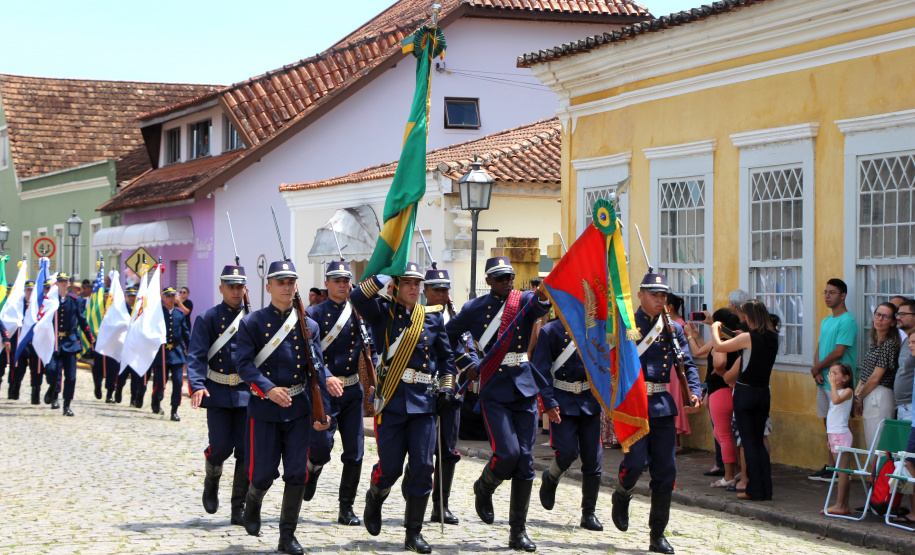 PMPR participa de solenidade militar em alusão aos 130 anos do Cerco da Lapa