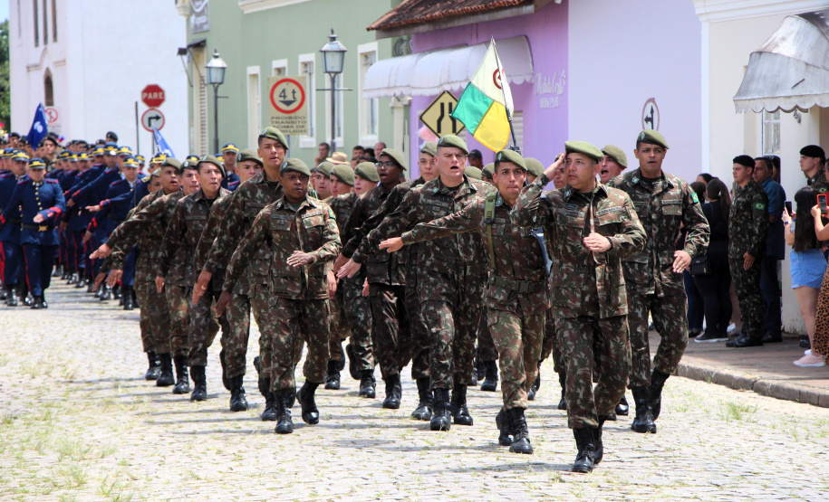 PMPR participa de solenidade militar em alusão aos 130 anos do Cerco da Lapa