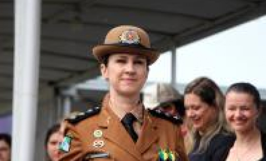 Capitã da PMPR é a primeira mulher a assumir o Comando do Colégio da Polícia Militar, em Curitiba