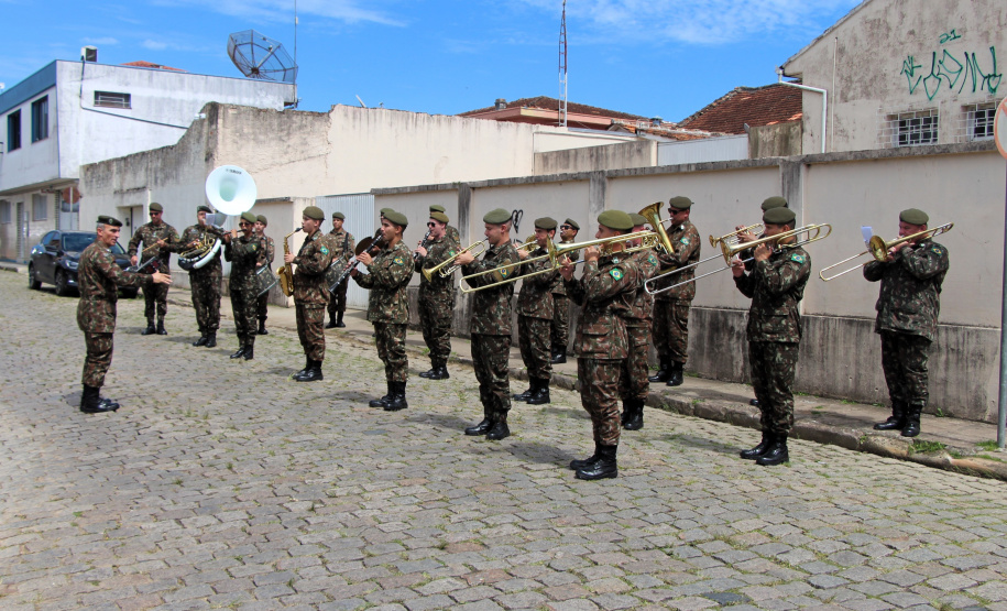 PMPR participa de solenidade militar em alusão aos 130 anos do Cerco da Lapa