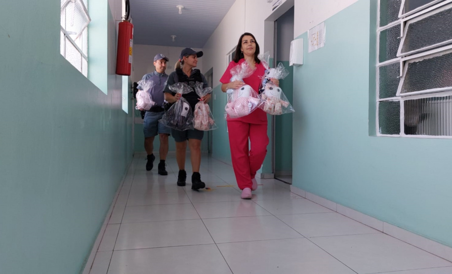 Pacientes do Litoral recebem travesseiros infantis feitos em unidade prisional