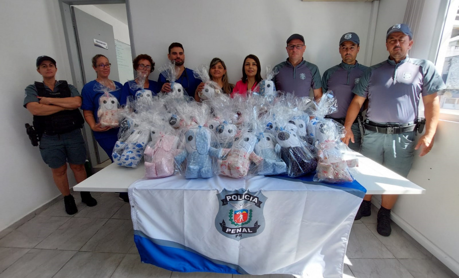 Pacientes do Litoral recebem travesseiros infantis feitos em unidade prisional