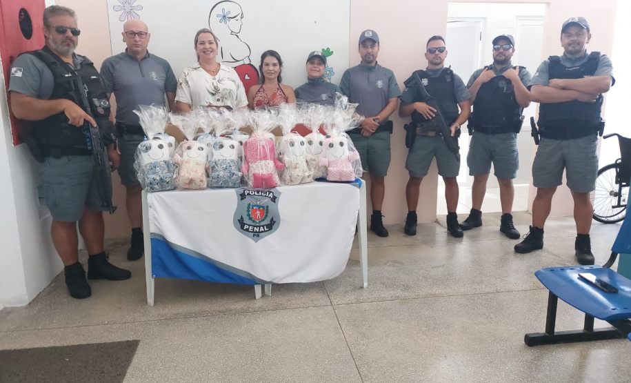 Pacientes do Litoral recebem travesseiros infantis feitos em unidade prisional