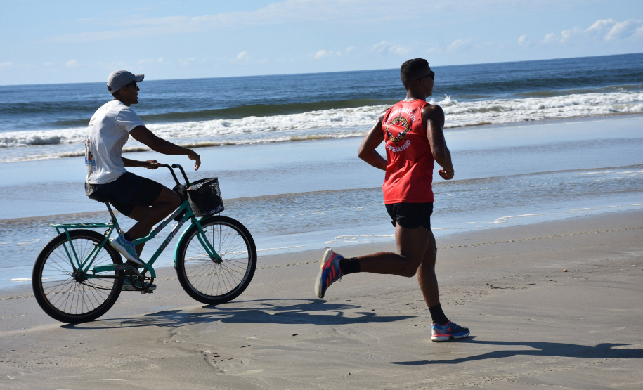 Bombeiros cumprem desafio de 25 km de corrida e pedaladas no Litoral