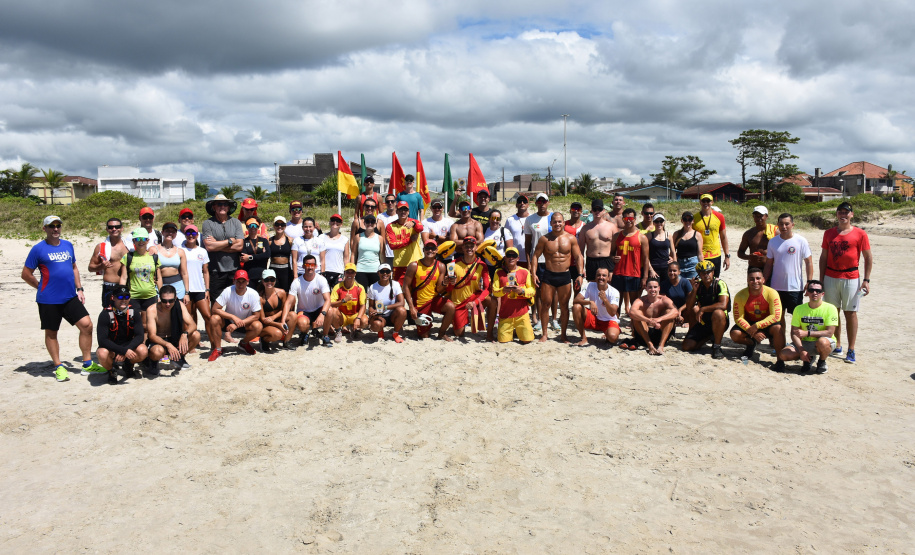 Bombeiros cumprem desafio de 25 km de corrida e pedaladas no Litoral