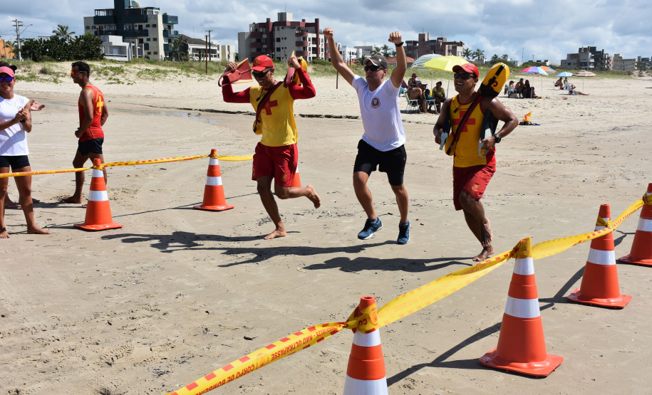 Bombeiros cumprem desafio de 25 km de corrida e pedaladas no Litoral