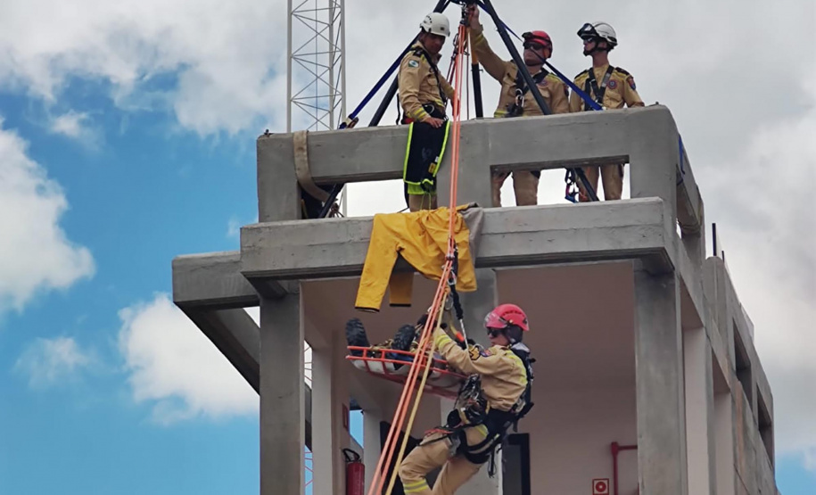 Bombeiros do Paraná participam pela 1ª vez de competição internacional de salvamento em altura