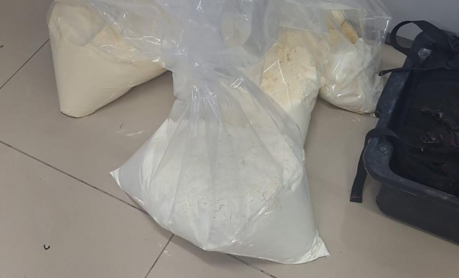 Polícia Militar apreende 30 quilos de cocaína e armas em casa suspeita em Curitiba