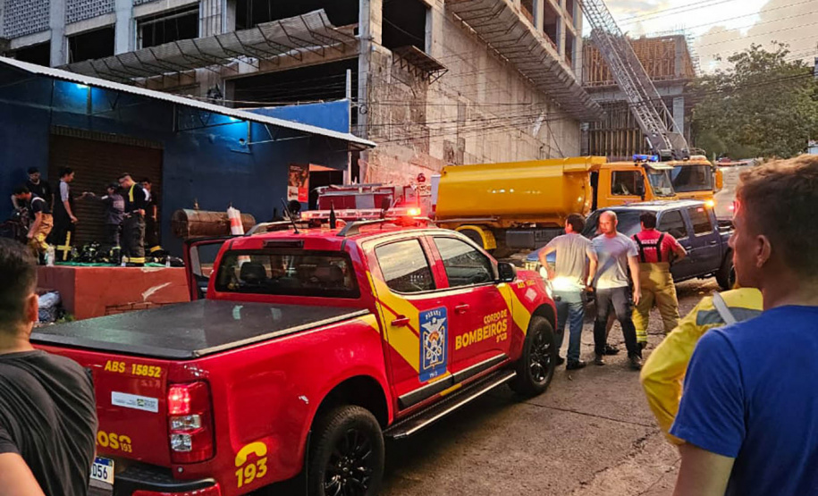 Bombeiros do Paraná ajudam a combater incêndio de grandes proporções no Paraguai