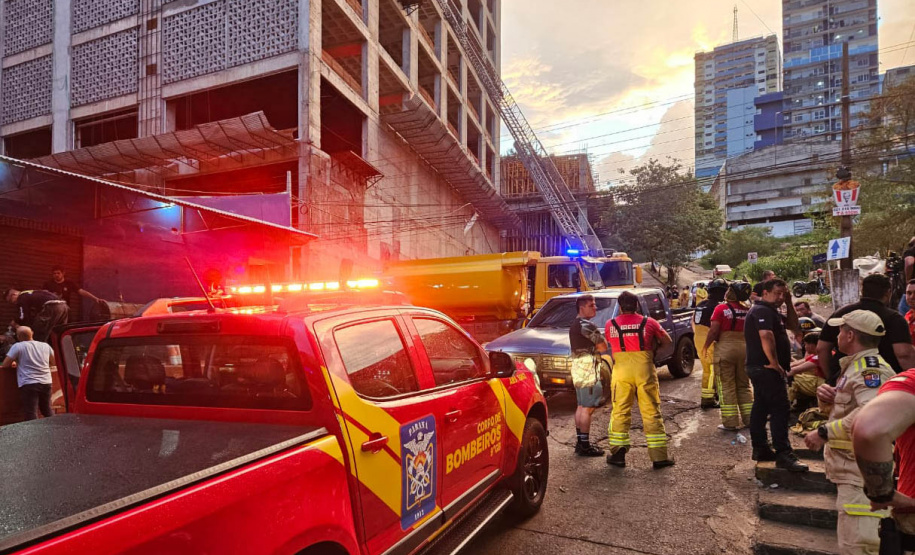 Bombeiros do Paraná ajudam a combater incêndio de grandes proporções no Paraguai