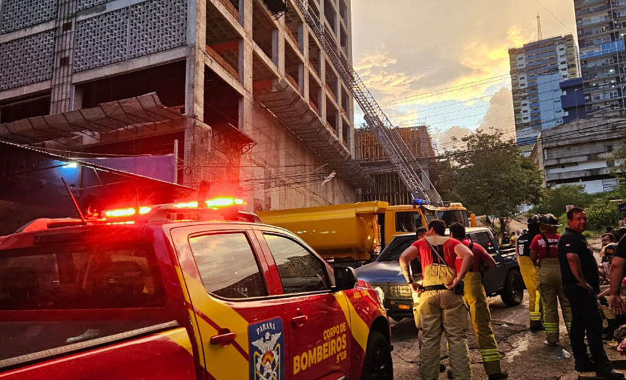 Bombeiros do Paraná ajudam a combater incêndio de grandes proporções no Paraguai