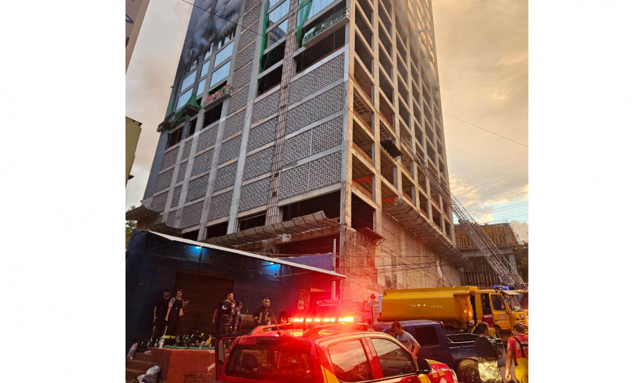 Bombeiros do Paraná ajudam a combater incêndio de grandes proporções no Paraguai