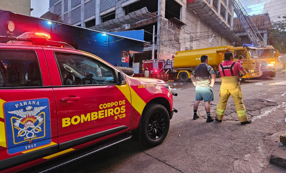 Bombeiros do Paraná ajudam a combater incêndio de grandes proporções no Paraguai