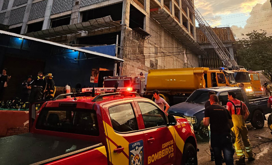 Bombeiros do Paraná ajudam a combater incêndio de grandes proporções no Paraguai