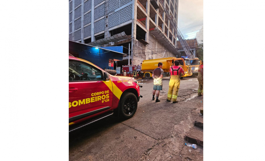 Bombeiros do Paraná ajudam a combater incêndio de grandes proporções no Paraguai