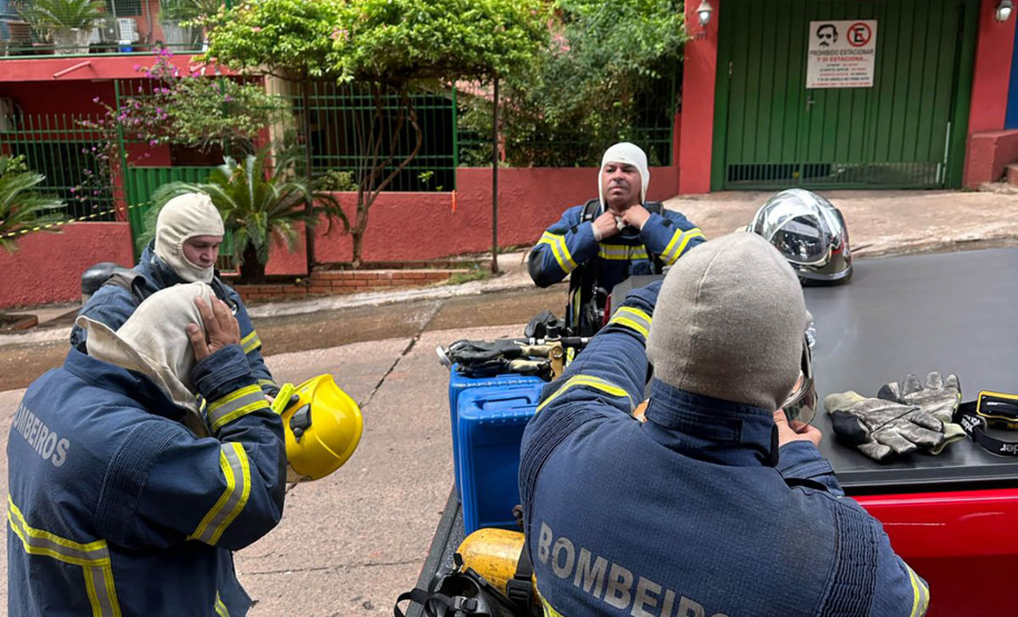 Bombeiros do Paraná ajudam a combater incêndio de grandes proporções no Paraguai