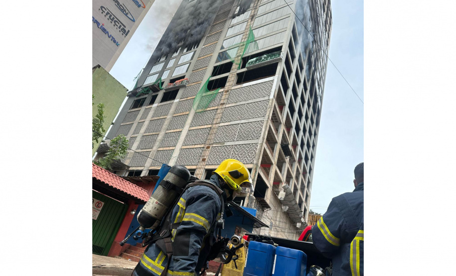 Bombeiros do Paraná ajudam a combater incêndio de grandes proporções no Paraguai
