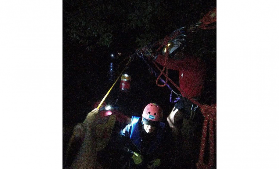 Bombeiros usam tirolesa para resgatar 16 pessoas de trilha no Litoral do Paraná