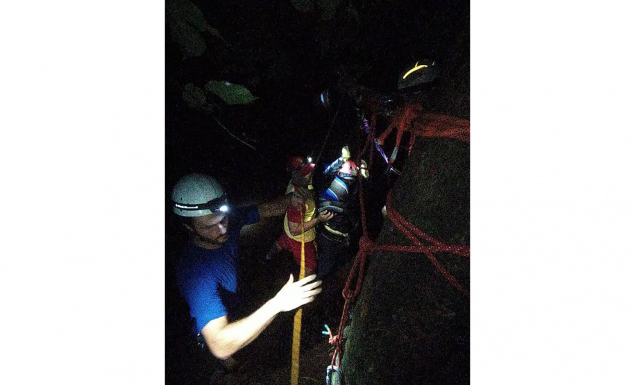 Bombeiros usam tirolesa para resgatar 16 pessoas de trilha no Litoral do Paraná