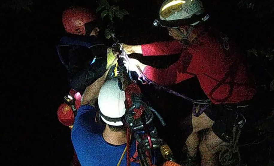 Bombeiros usam tirolesa para resgatar 16 pessoas de trilha no Litoral do Paraná