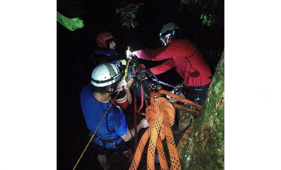 Bombeiros usam tirolesa para resgatar 16 pessoas de trilha no Litoral do Paraná