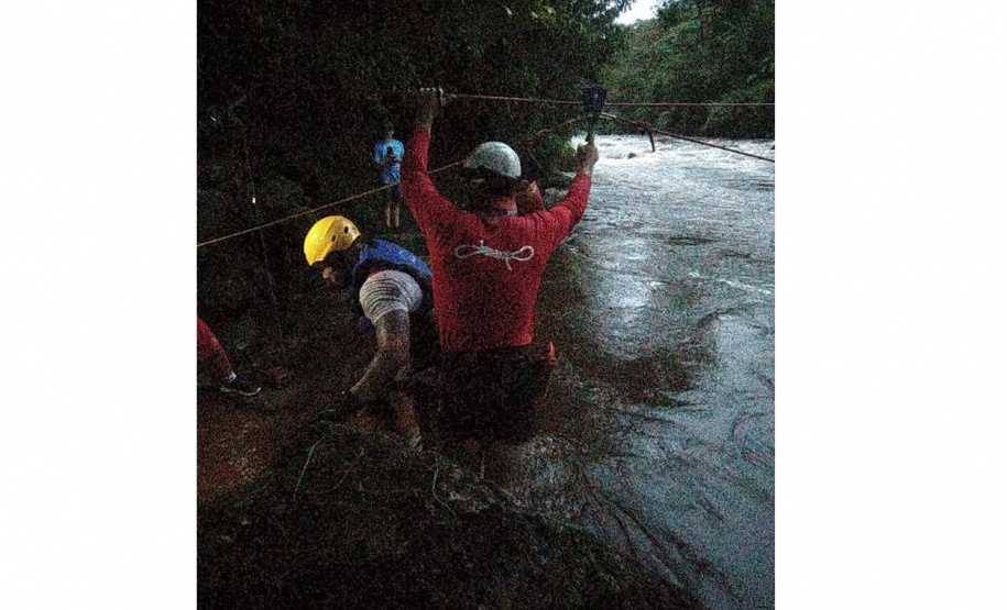Bombeiros usam tirolesa para resgatar 16 pessoas de trilha no Litoral do Paraná