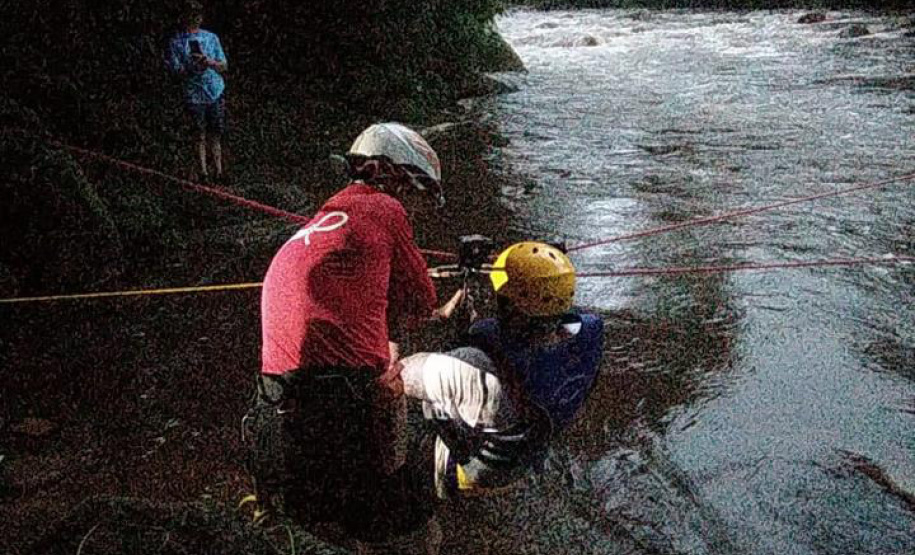 Bombeiros usam tirolesa para resgatar 16 pessoas de trilha no Litoral do Paraná