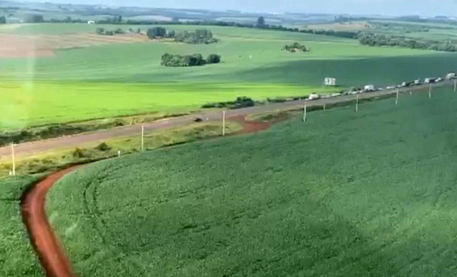 A Polícia Militar do Paraná prendeu nesta quinta-feira (22) um homem suspeito de participar de um roubo à carga de um carro que viajava pela BR-369, em Corbélia, na região Oeste do Estado. O cerco que deteve o homem foi montado após um helicóptero do Projeto Falcão localizar o veículo utilizado no crime tentando fugir pela rodovia logo após o assalto. Os policiais foram acionados após uma denúncia anônima de que três pessoas tinham rendido um comprista na estrada e roubado vários objetos que estavam dentro