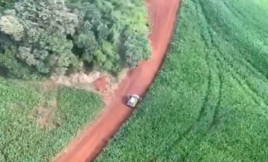 A Polícia Militar do Paraná prendeu nesta quinta-feira (22) um homem suspeito de participar de um roubo à carga de um carro que viajava pela BR-369, em Corbélia, na região Oeste do Estado. O cerco que deteve o homem foi montado após um helicóptero do Projeto Falcão localizar o veículo utilizado no crime tentando fugir pela rodovia logo após o assalto. Os policiais foram acionados após uma denúncia anônima de que três pessoas tinham rendido um comprista na estrada e roubado vários objetos que estavam dentro