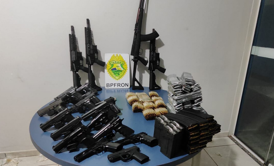 PMPR apreende quatro fuzis, 16 pistolas e milhares de munições em São Miguel do Iguaçu