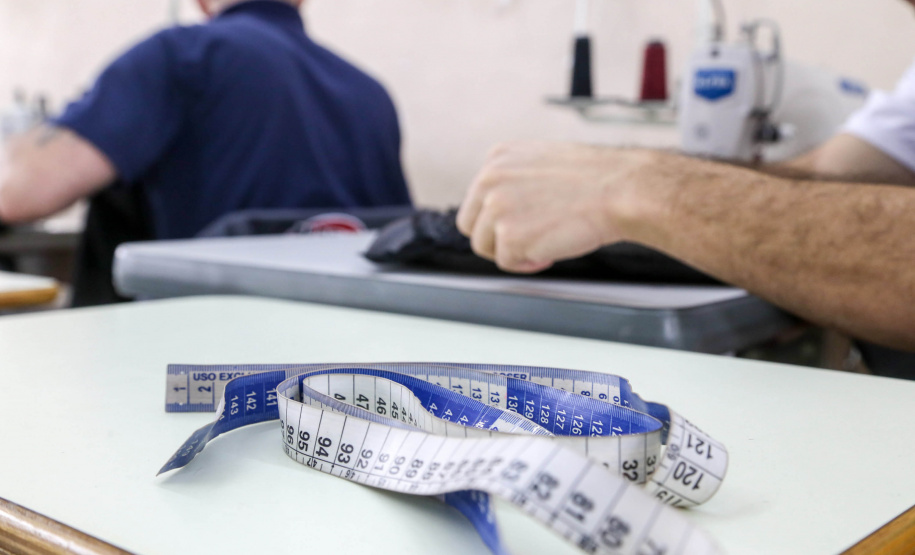 Polícia Penal forma detentos em curso profissionalizante de Corte e Costura