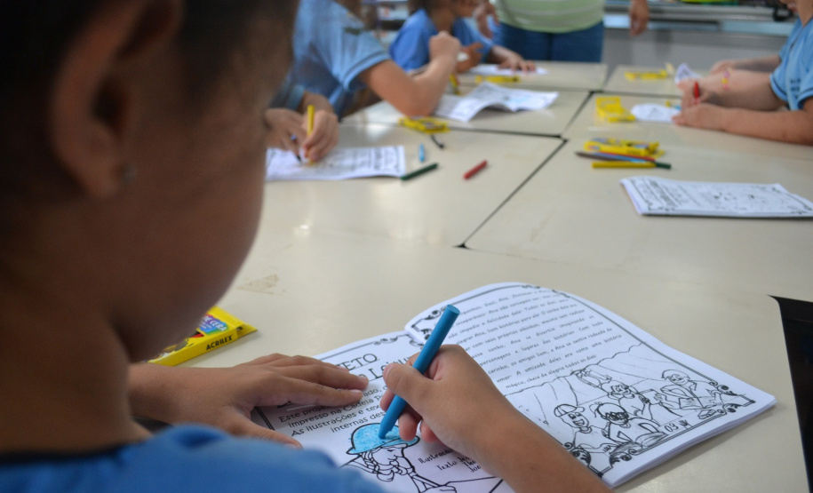 Livro de colorir criado por mulheres privadas de liberdade é usado em APAE de Iporã