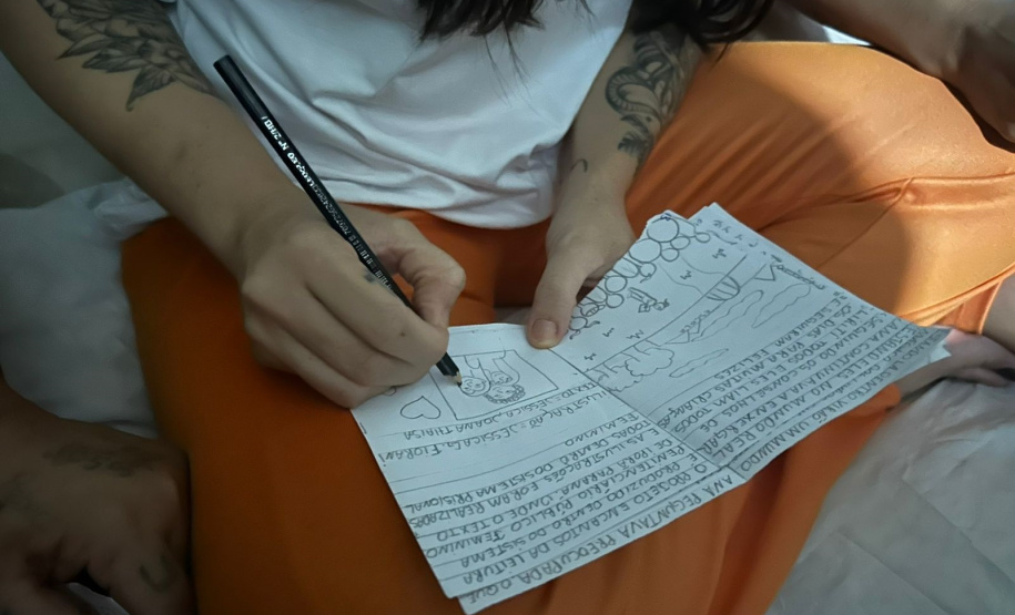 Livro de colorir criado por mulheres privadas de liberdade é usado em APAE de Iporã