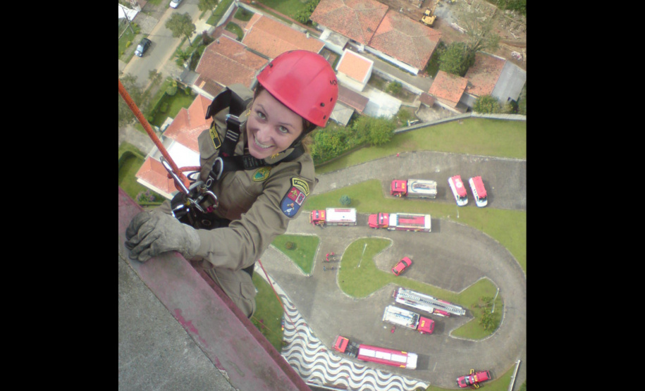 Terra, mar e ar: bombeira de Cascavel é referência de salvamento em qualquer lugar