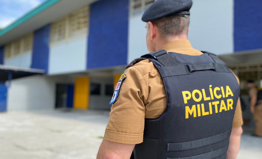 Vídeo de policial militar abraçando alunos em Ponta Grossa viraliza na internet