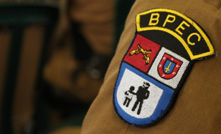 Vídeo de policial militar abraçando alunos em Ponta Grossa viraliza na internet