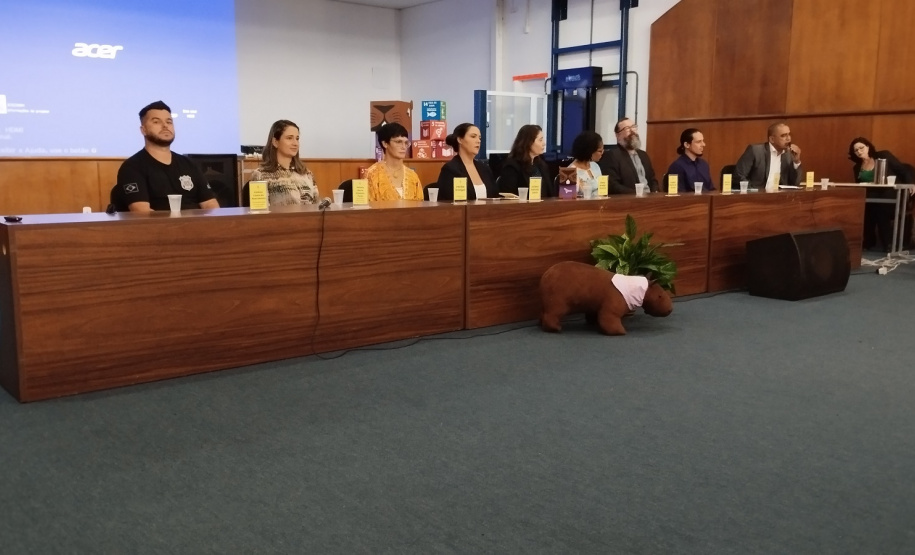 Livro de poesias criadas em unidades penais é publicado em projeto de extensão da Unila, em parceria com a Polícia Penal