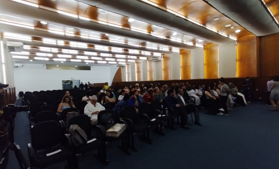 Livro de poesias criadas em unidades penais é publicado em projeto de extensão da Unila, em parceria com a Polícia Penal