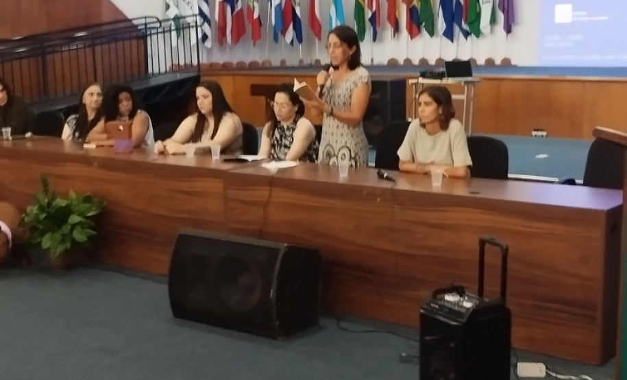 Livro de poesias criadas em unidades penais é publicado em projeto de extensão da Unila, em parceria com a Polícia Penal