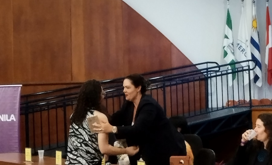 Livro de poesias criadas em unidades penais é publicado em projeto de extensão da Unila, em parceria com a Polícia Penal