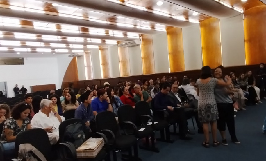 Livro de poesias criadas em unidades penais é publicado em projeto de extensão da Unila, em parceria com a Polícia Penal