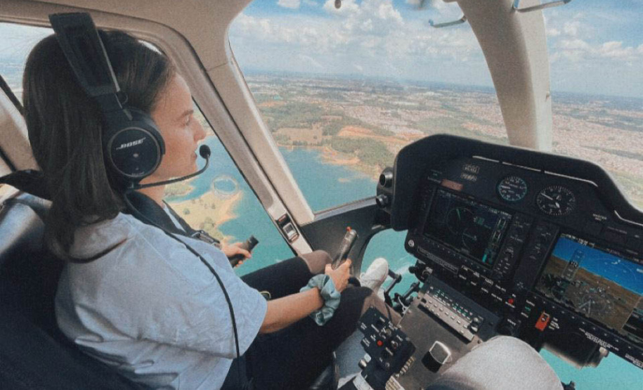 Primeira copiloto mulher da Casa Militar tem brevê para guiar aviões e helicópteros