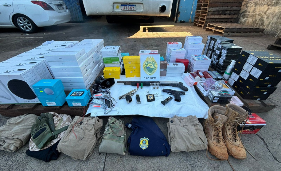 PM apreende três armas de fogo e uniformes policiais em posse de um casal em Foz do Iguaçu